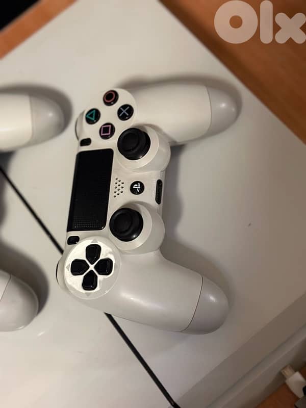 PS4 White color 2