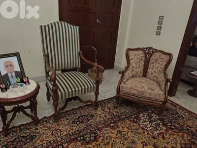 صالون مع طقم طاولات- living room