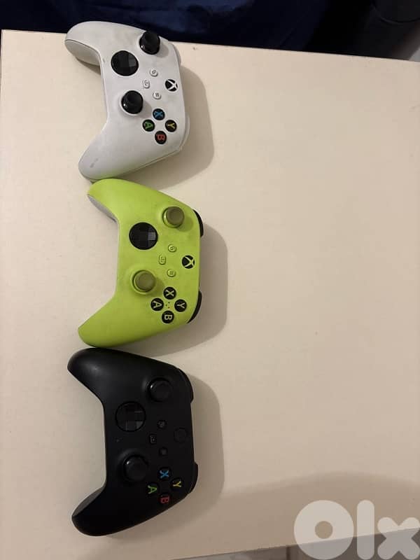 Xbox Series X and accessories 1