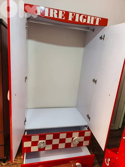 غرفه نوم تختين وخزانه