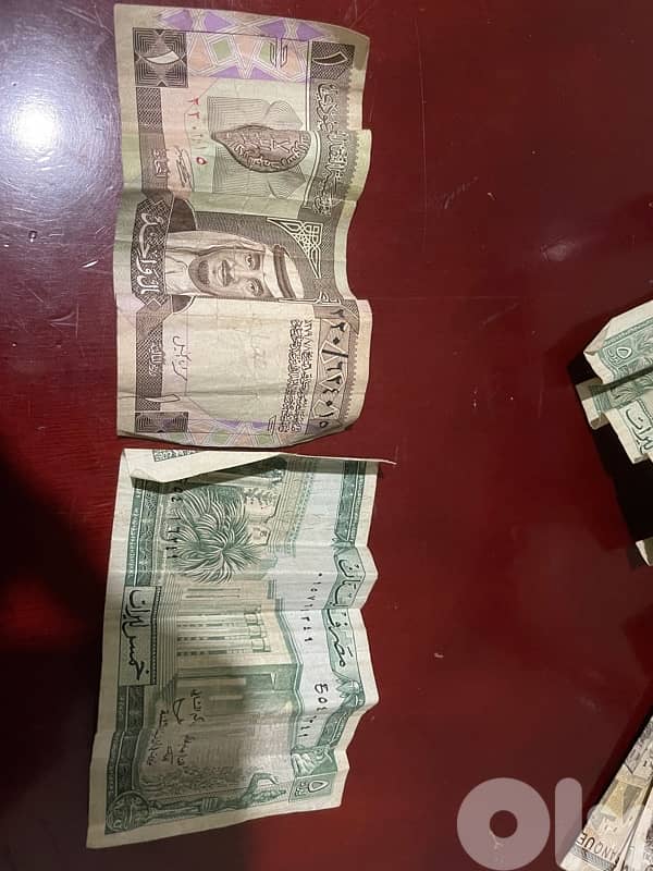 A collection of old banknotes for collectors 3