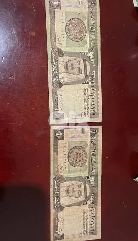 A collection of old banknotes for collectors 7