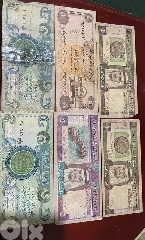 A collection of old banknotes for collectors 8
