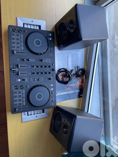 Dj controller DDJ-FLX4 — Monitors Behringer Studio 50USB