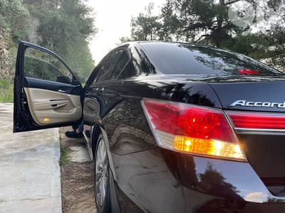 Honda Accord 2011 ( one owner + low mileage+ SPEACIAL EDITION ONE)