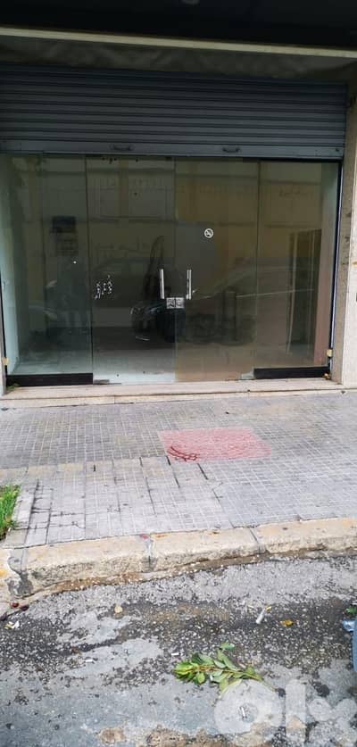 ٤ محلات ١٣٠م مع مستودعات بمساحة ١٠٠٠م للبيع في الظربف