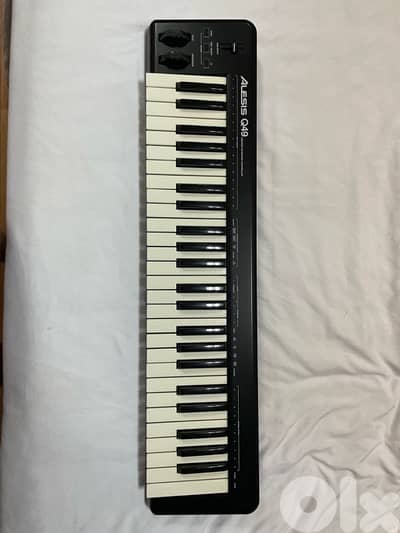 ALESIS Q49 Keyboard midi controller.