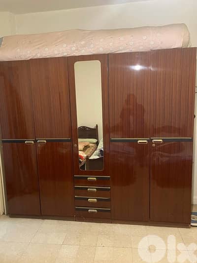 خزانة خشب ،  ٥ دِرَف مع جوارير