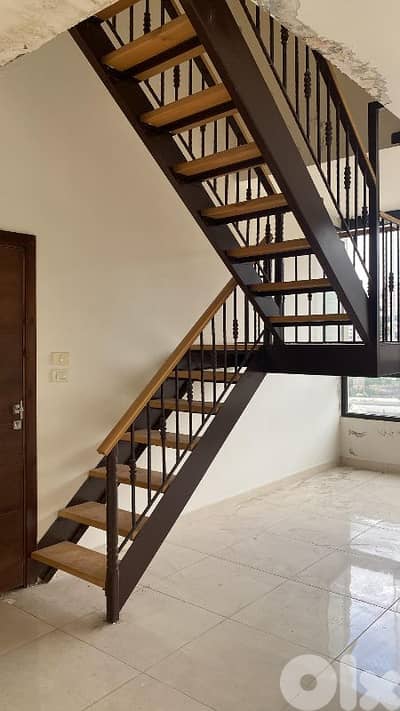 درج حديد مع دعسات خشب