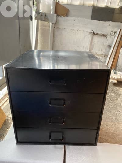 كومود ٤ جوارير بلاستيك اسود مربعة قياس ٣٤