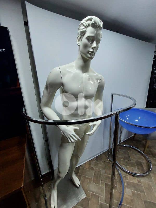 4 Mannequins Mint Condition 1