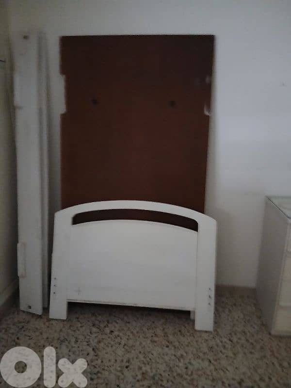 queen bed complete with single bed+ nights table 3