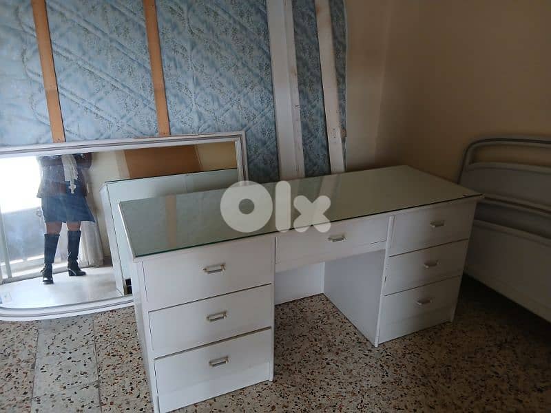 queen bed complete with single bed+ nights table 4