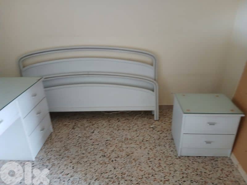 queen bed complete with single bed+ nights table 5