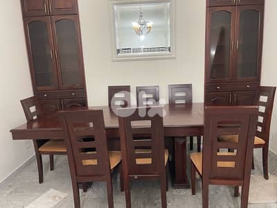 طاولة سفرة مع ٨ كراسي، وغرفة نوم مع كومود ٢ و شيفونيير