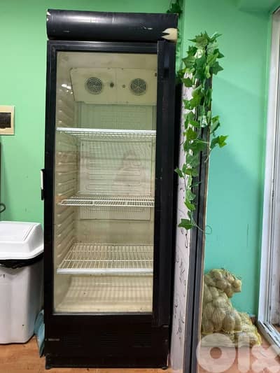 براد للبيع وفير كهرباء نضيف وسقوعتو ممتازة مع عيار خفيف وتلج