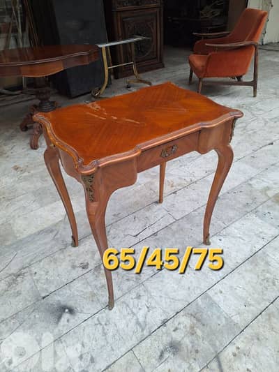 طاولة خشب جوز  فرنسي اصلي قديم مميزة شغل فني ناعم جدا