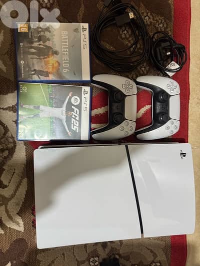 ps5 slim 1 terra Barely used with 2 original controllers