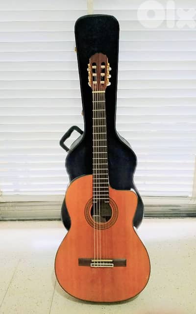 Takamine electro-classical guitar+hard case+capo+truss rod adjuster
