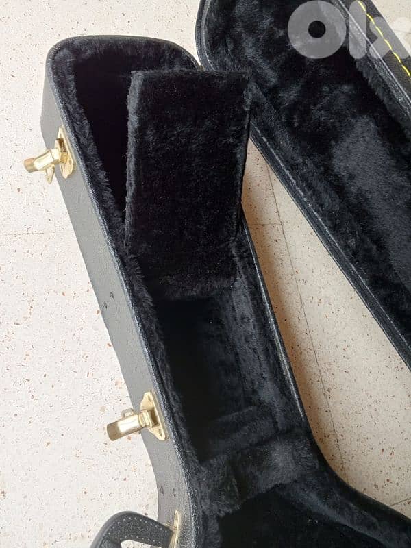 Electro-classical guitar with hard case 4