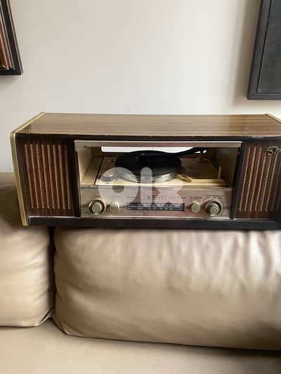 old antique radio disk player vantage still works. 61x2122 cm