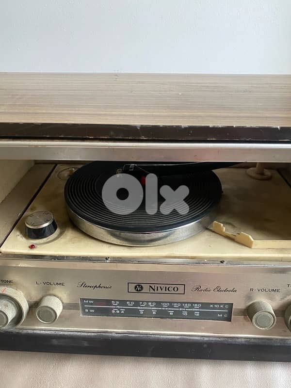 old antique radio disk player vantage still works. 61x2122 cm 1