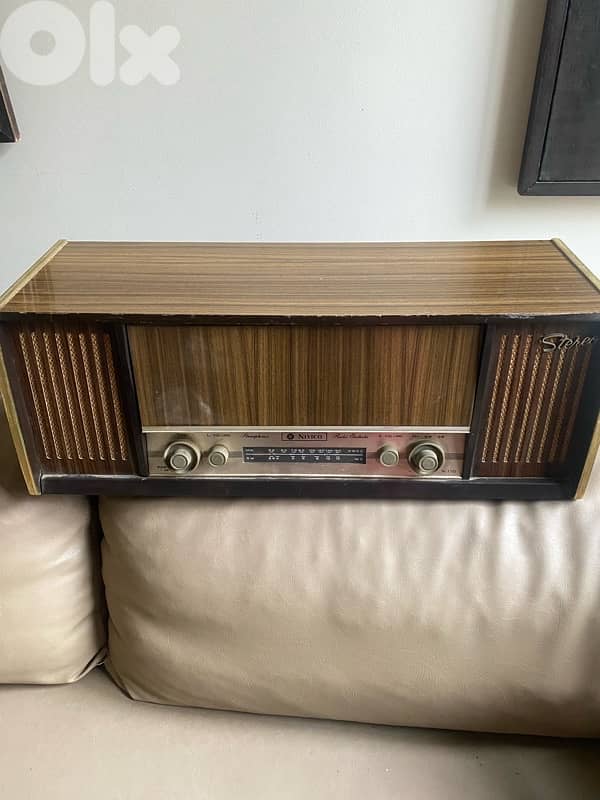 old antique radio disk player vantage still works. 61x2122 cm 2