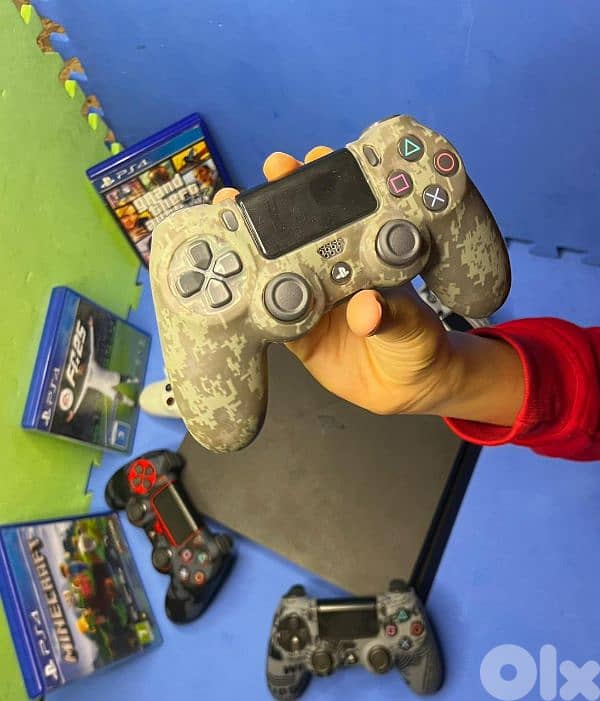 Ps4+6 controllers+3 games+controllers cover 1