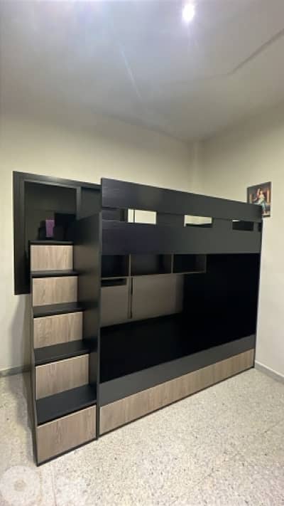 تخت طابقين أنيق بحالة ممتازة مع درج سفلي – 400$