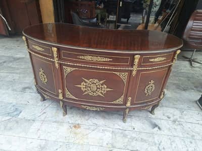 طاولة مكتب روعة الفخامة والرقي خشب جوز مرصع بالبرونز انتيك قديم