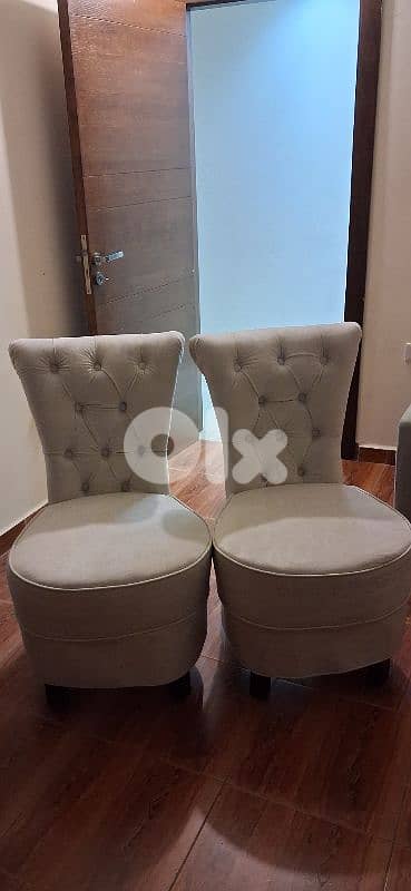 كرسه جديده غير مستخدمه عدد ٢ السعر ٨٠ $