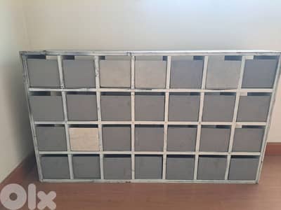 خزانة خشب فيها 30 جارور