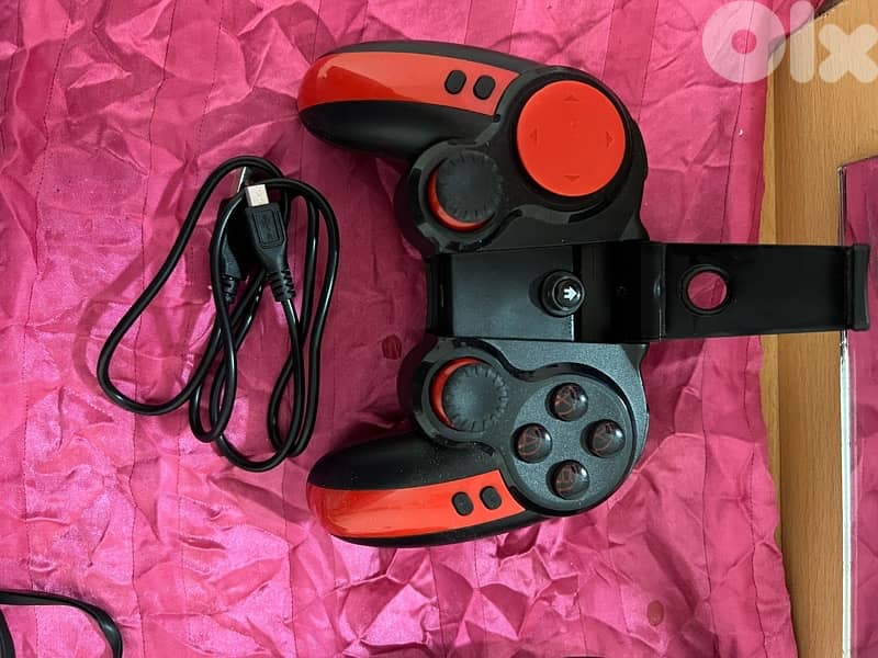 Gaming console for phones and wired headphones 1