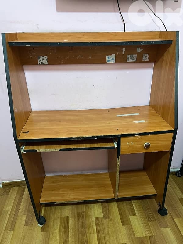 Desk with chair that has wheels 1