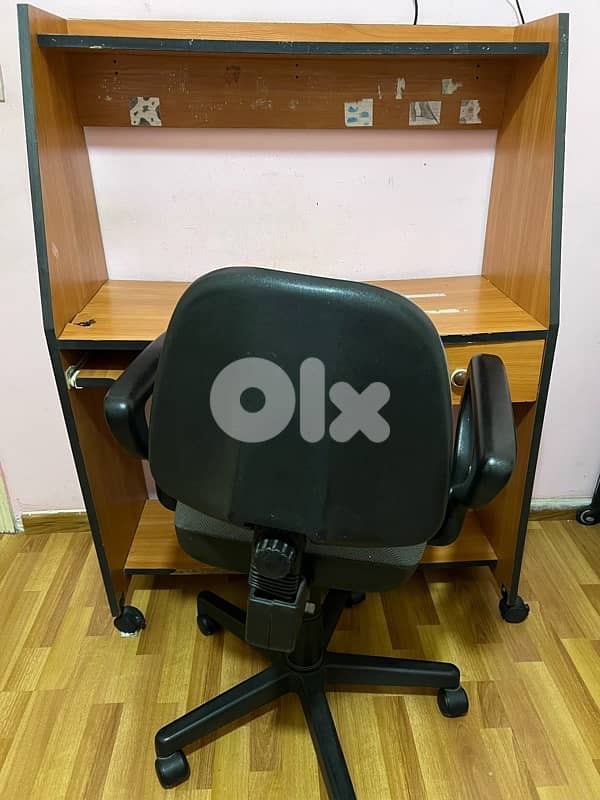 Desk with chair that has wheels 2