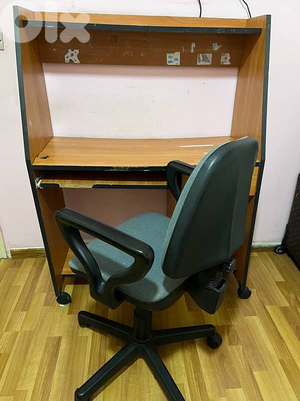 Desk with chair that has wheels 3