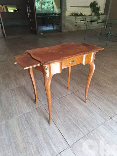 طاولة مميزة فرنسية انتيك خشب جوز شغل فني رائع جدا