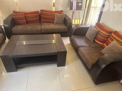 للبيع صالون ٤ قطع + طارلة نص + طاولة سفرة مع ٦ كراسي