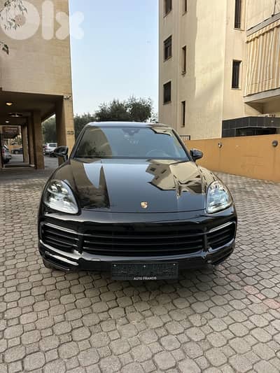 Porsche Cayenne 2019 black on black (clean carfax)