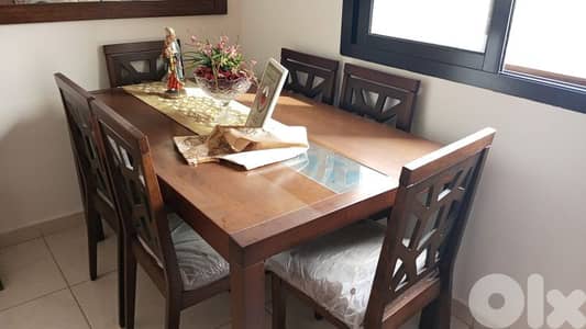 طاولة سفرة مع الكراسي