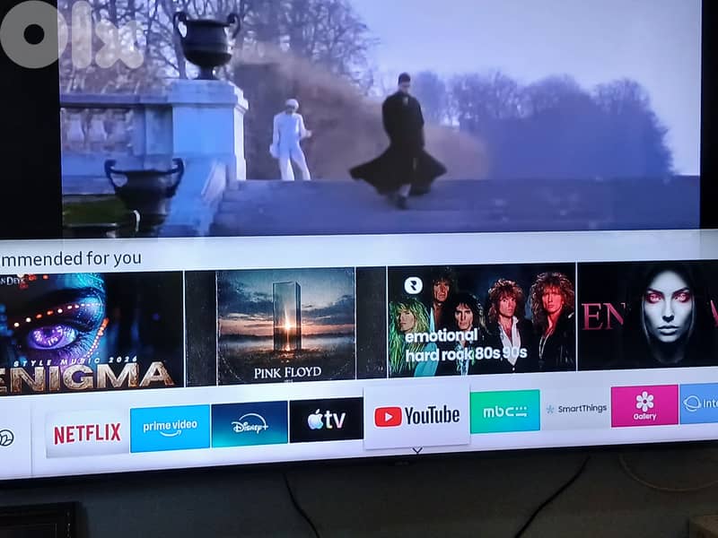 Like new Samsung smart QLED 65 inch TV 3