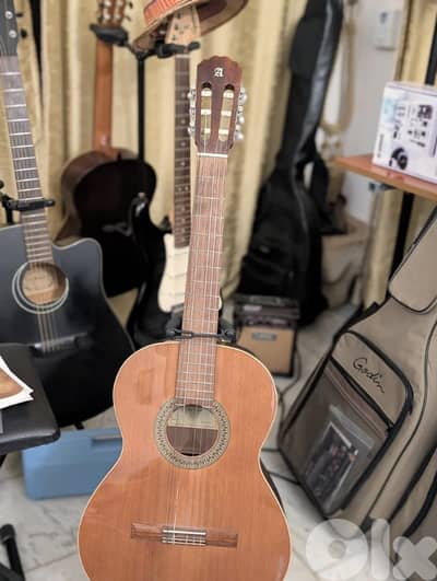 Alhambra 2C classical guitar