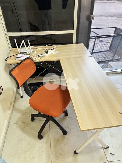 مكتب زاوية نضيف مع كرسب