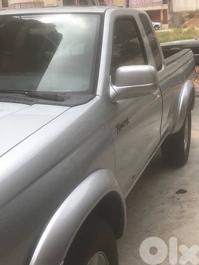 نيسان فرونتير