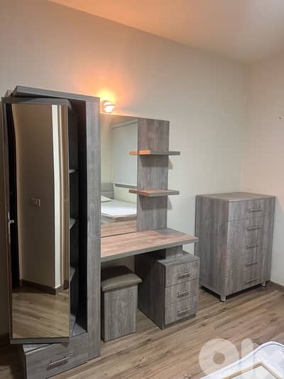 Modern Bedroom Set – Sleek Wood Finish (Excellent Condition)