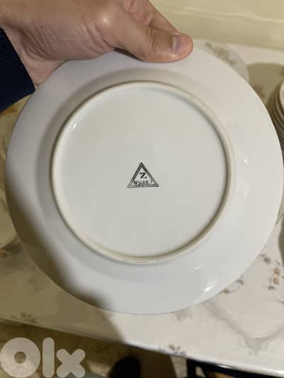 طقم صحون بورسلان قديم عمره أكثر من 60 سنة