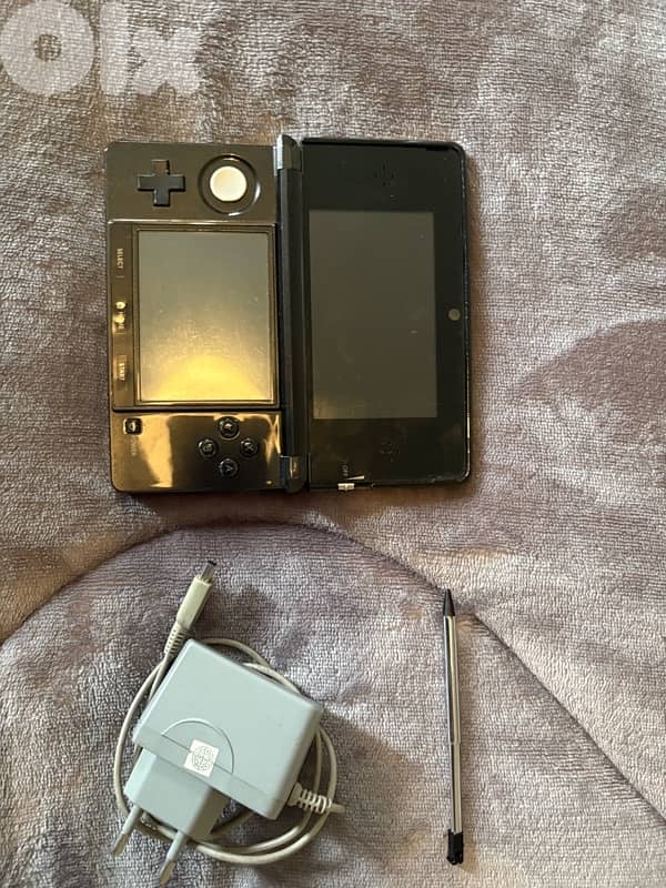 Nintendo 3ds with charger and original pencil 1