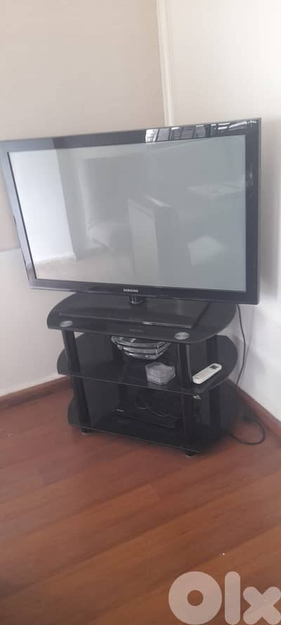 تلفزيون سامسونج مع طاولة زجاج للبيع