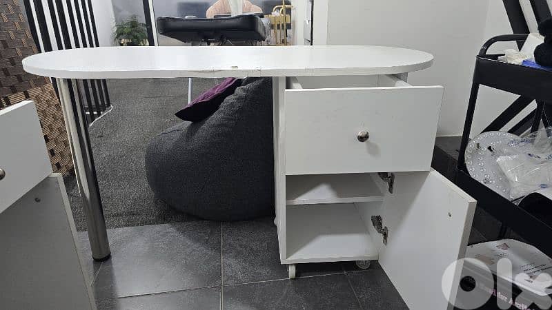 table for manicure 1