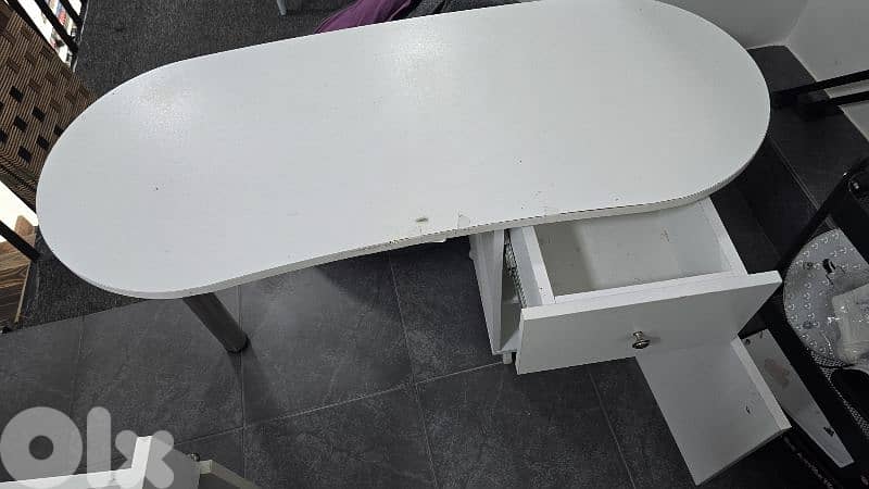 table for manicure 2